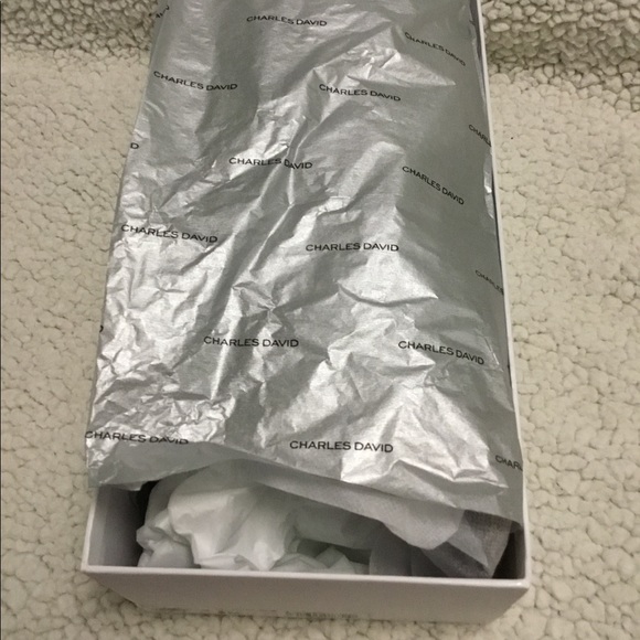 NWT in BOX CHARLES DAVID Leather Flat Sandals - Picture 9 of 15